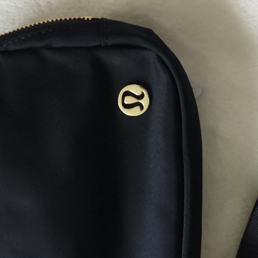 Lululemon gold logo crossbody belr bag - Picture 3 of 10